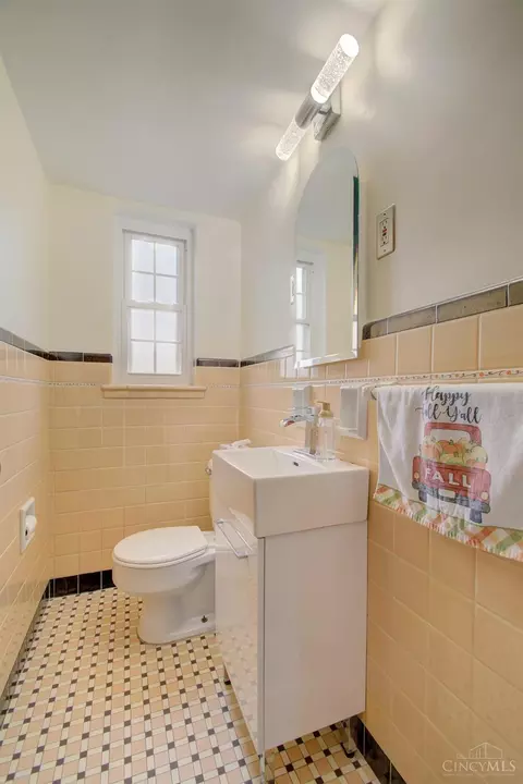 Bath - 3083 Neisel Ave, Cincinnati, OH 45248 photo 2 of 6