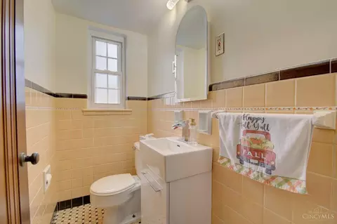 Bath - 3083 Neisel Ave, Cincinnati, OH 45248 photo 1 of 6