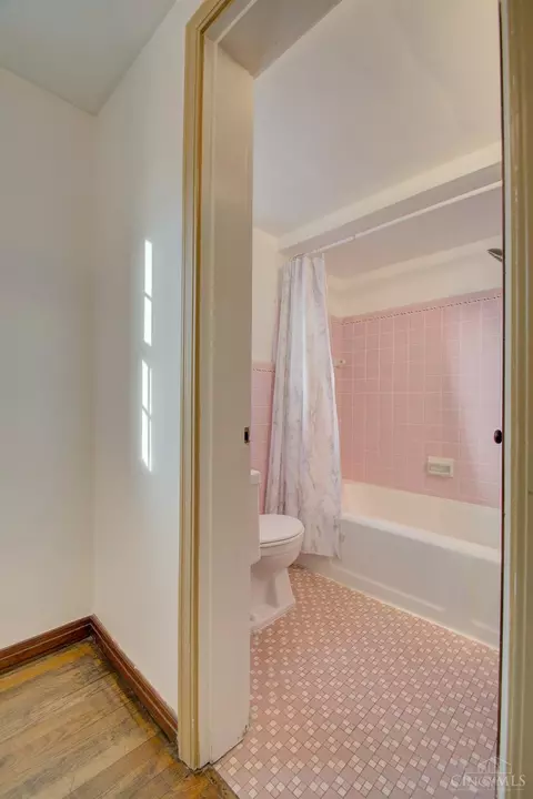 Bath - 3083 Neisel Ave, Cincinnati, OH 45248 photo 3 of 6