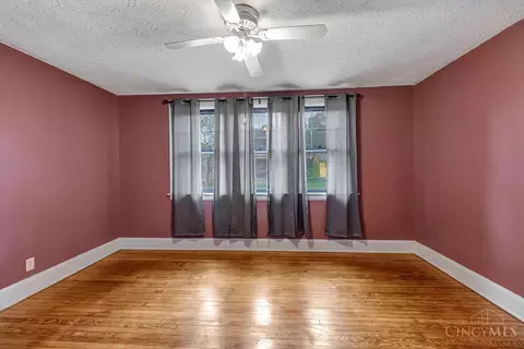 Bedroom - 552 Considine Ave, Cincinnati, OH 45205 photo 5 of 7