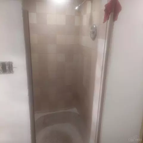 Bath - 6531 Hamilton Ave, Cincinnati, OH 45224 photo 4 of 4