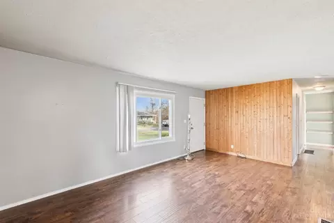 Living - 583 Beech Ct, Cincinnati, OH 45245 photo 3 of 4