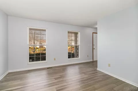 Living - 536 Weeping Willow Ln, Hamilton Township, OH 45039 photo 2 of 5