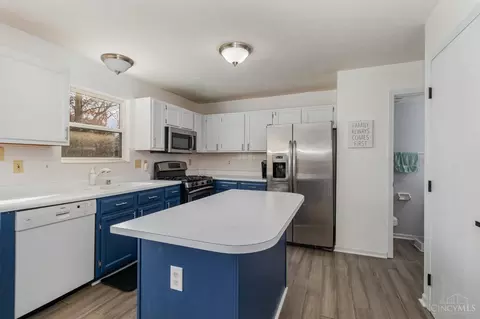 Kitchen - 536 Weeping Willow Ln, Hamilton Township, OH 45039 photo 1 of 2