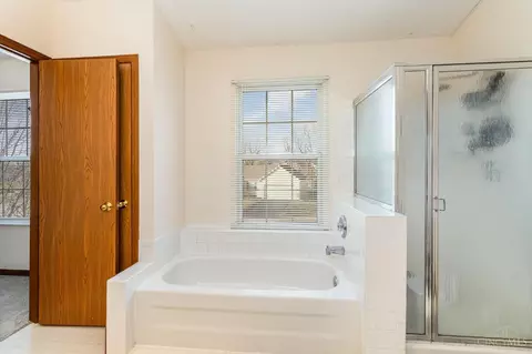 Bath - 536 Weeping Willow Ln, Hamilton Township, OH 45039 photo 2 of 3