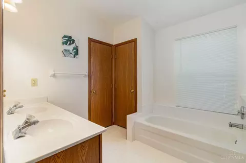 Bath - 536 Weeping Willow Ln, Hamilton Township, OH 45039 photo 3 of 3