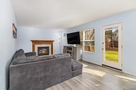 Living - 536 Weeping Willow Ln, Hamilton Township, OH 45039 photo 5 of 5