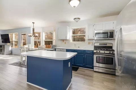 Kitchen - 536 Weeping Willow Ln, Hamilton Township, OH 45039 photo 2 of 2