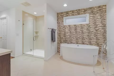 Bath - 3632 Mohler Rd, Blue Ash, OH 45241 photo 3 of 8