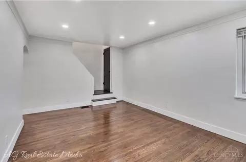 Living - 1075 Covedale Ave, Cincinnati, OH 45238 photo 3 of 5