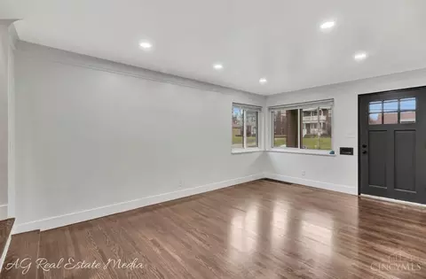 Living - 1075 Covedale Ave, Cincinnati, OH 45238 photo 2 of 5