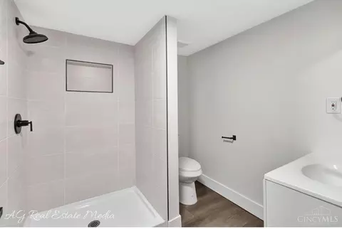 Bath - 1075 Covedale Ave, Cincinnati, OH 45238 photo 2 of 2