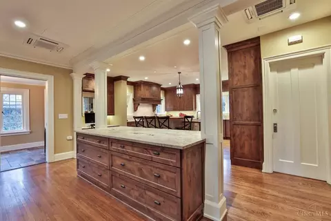 Entry Way - 1221 Edwards Rd, Cincinnati, OH 45208 photo 3 of 5
