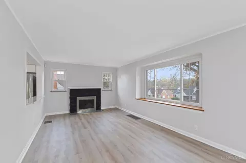 Living - 5541 Vogel Rd, Cincinnati, OH 45239 photo 3 of 5