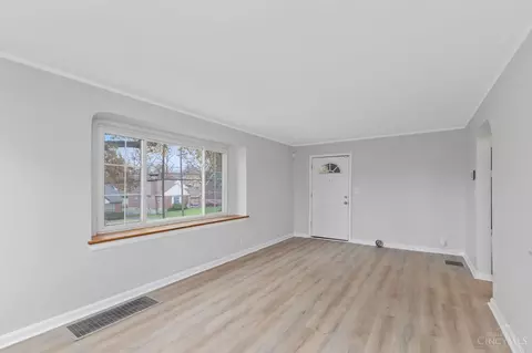 Living - 5541 Vogel Rd, Cincinnati, OH 45239 photo 4 of 5