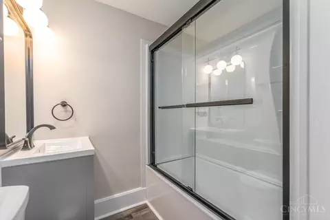 Bath - 1657 Dewey Ave, Cincinnati, OH 45205 photo 2 of 3