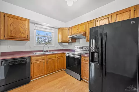 Kitchen - 11438 Dehaviland Dr, Cincinnati, OH 45231 photo 2 of 3