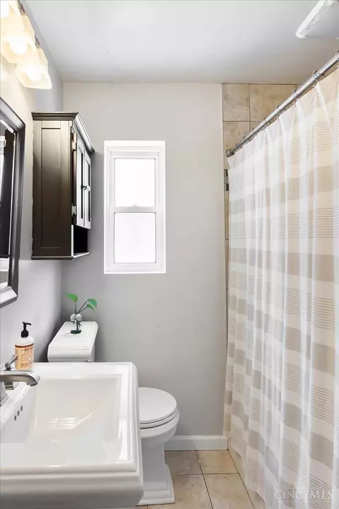 Bath - 7634 Forest Rd, Cincinnati, OH 45255 photo 1 of 2