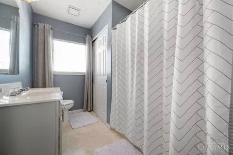 Bath - 4151 Drummore Ln, Cincinnati, OH 45245 photo 3 of 3