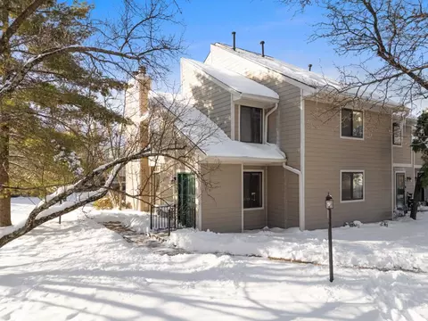 9451 Hunters Creek Dr, Blue Ash, OH 45242