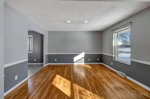 Living - 9209 Sheralee Dr, Cincinnati, OH 45231 photo 7 of 13