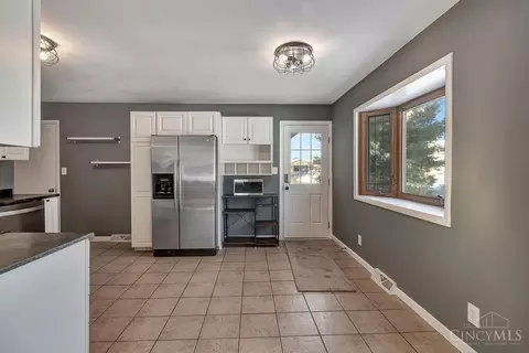 Kitchen - 9209 Sheralee Dr, Cincinnati, OH 45231 photo 2 of 5