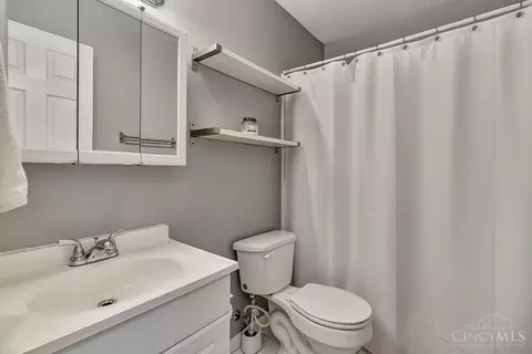Bath - 9209 Sheralee Dr, Cincinnati, OH 45231 photo 2 of 3