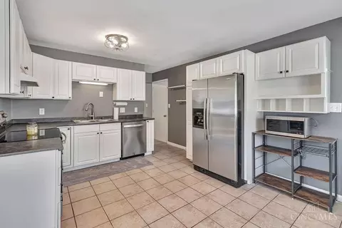 Kitchen - 9209 Sheralee Dr, Cincinnati, OH 45231 photo 3 of 5