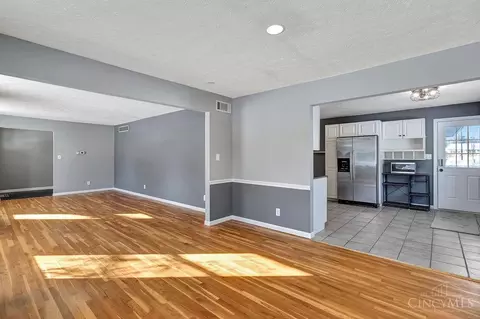 Living - 9209 Sheralee Dr, Cincinnati, OH 45231 photo 6 of 13