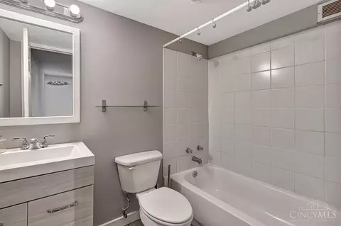 Bath - 9209 Sheralee Dr, Cincinnati, OH 45231 photo 3 of 3