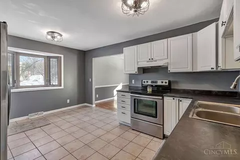 Kitchen - 9209 Sheralee Dr, Cincinnati, OH 45231 photo 4 of 5