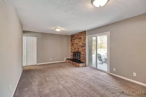 Living - 9209 Sheralee Dr, Cincinnati, OH 45231 photo 9 of 13