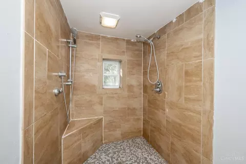 Bath - 5347 Fox Rd, Cincinnati, OH 45239 photo 3 of 4