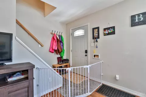 Entry Way - 30 Damon Rd, Greenhills, OH 45218 photo 1 of 4