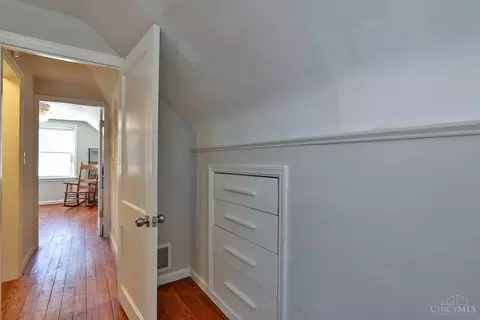 Entry Way - 30 Damon Rd, Greenhills, OH 45218 photo 4 of 4