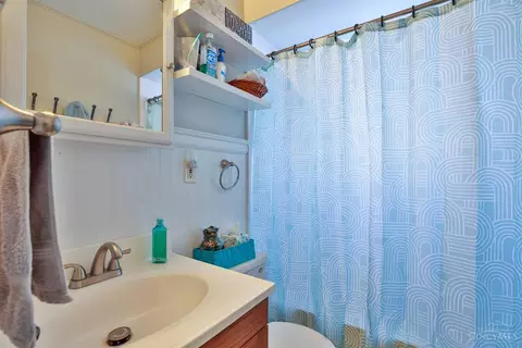 Bath - 30 Damon Rd, Greenhills, OH 45218 photo 1 of 1
