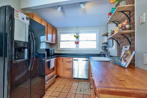 Kitchen - 30 Damon Rd, Greenhills, OH 45218 photo 2 of 4