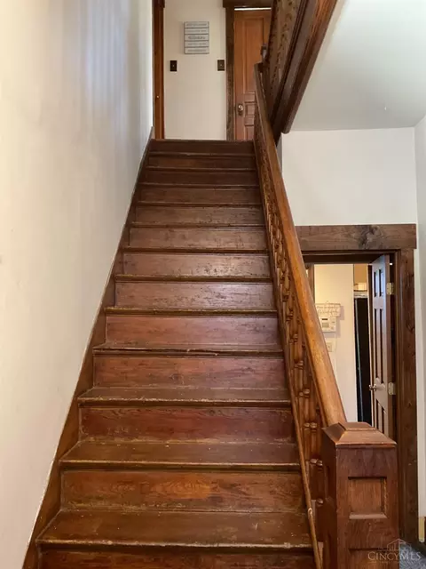 Entry Way - 636 Orient Ave, Cincinnati, OH 45232 photo 3 of 7