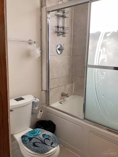 Bath - 636 Orient Ave, Cincinnati, OH 45232 photo 4 of 7