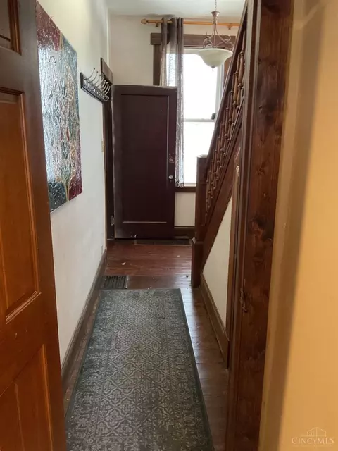 Entry Way - 636 Orient Ave, Cincinnati, OH 45232 photo 2 of 7