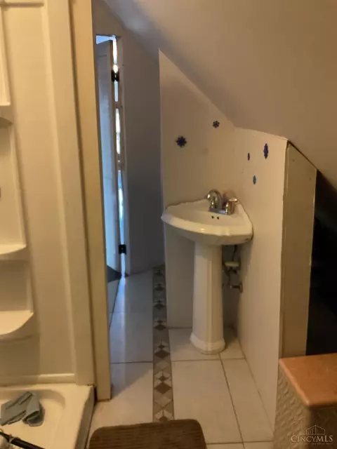 Bath - 636 Orient Ave, Cincinnati, OH 45232 photo 6 of 7