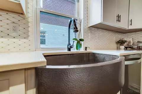 Kitchen - 4210 Thirty Fourth Ave, Cincinnati, OH 45209 photo 7 of 8