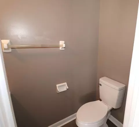 Bath - 5748 Eagle Creek Ct, Hamilton Township, OH 45039 photo 2 of 11