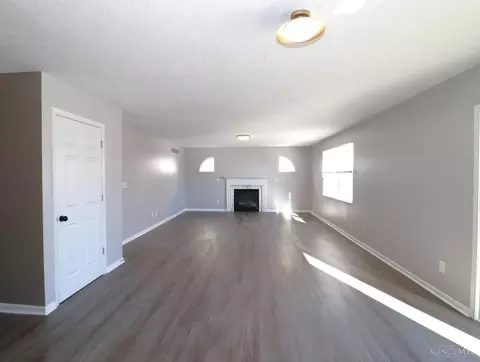 Living - 5748 Eagle Creek Ct, Hamilton Township, OH 45039 photo 1 of 5