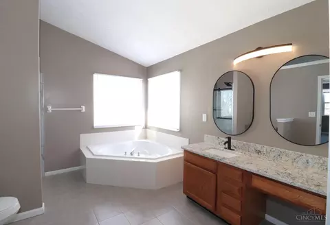 Bath - 5748 Eagle Creek Ct, Hamilton Township, OH 45039 photo 4 of 11