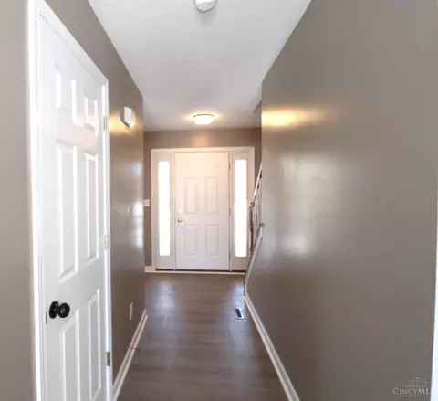 Entry Way - 5748 Eagle Creek Ct, Hamilton Township, OH 45039 photo 2 of 2