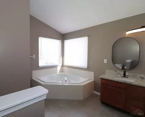 Bath - 5748 Eagle Creek Ct, Hamilton Township, OH 45039 photo 3 of 11