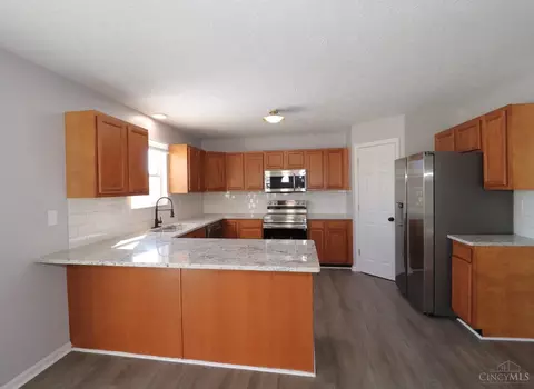 Kitchen - 5748 Eagle Creek Ct, Hamilton Township, OH 45039 photo 2 of 6