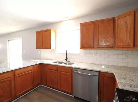 Kitchen - 5748 Eagle Creek Ct, Hamilton Township, OH 45039 photo 4 of 6