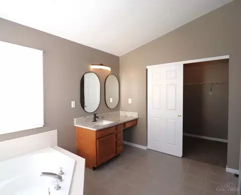 Bath - 5748 Eagle Creek Ct, Hamilton Township, OH 45039 photo 6 of 11